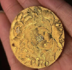 　　图为錾刻完成后的浮雕牡丹吊牌。