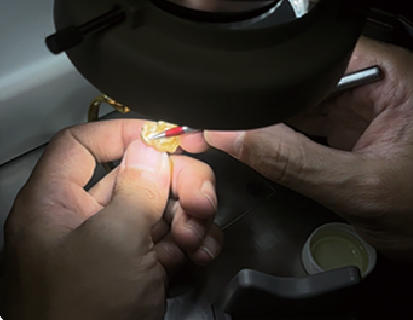 　　图为“打金”师父在手镯上嵌入营救。