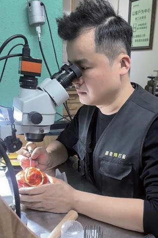 　　图为邵师父在用微镶机制作金饰。
