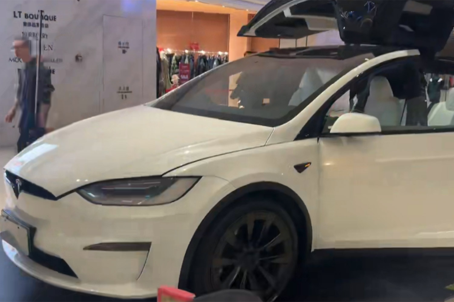 商圈展厅待售的特斯拉Model X。销售东谈主员供图