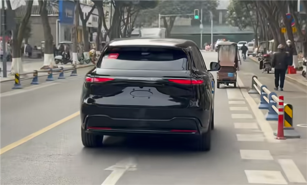 鸿蒙智行2026年大杀器！黑武士版问界M6实车曝光__鸿蒙智行2026年大杀器！黑武士版问界M6实车曝光