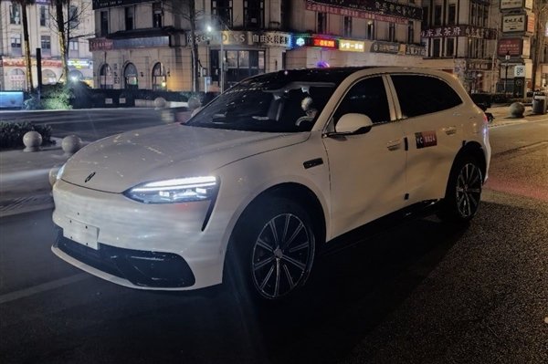 鸿蒙智行2026年大杀器！黑武士版问界M6实车曝光__鸿蒙智行2026年大杀器！黑武士版问界M6实车曝光