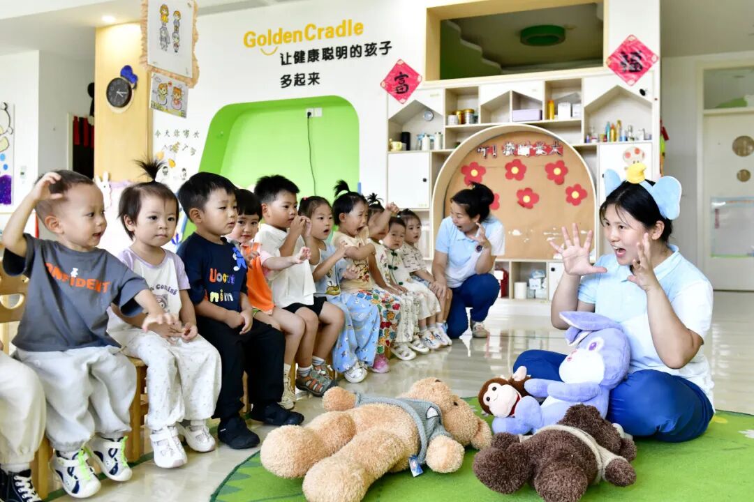 2025年7月22日，在山东省滨州市博兴县金色摇篮幼儿园，老师带托育班的孩子做游戏。郭绪雷摄（新华社）