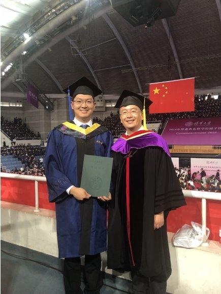 图：陈沧获得清华工程管理硕士学位（左为陈沧）