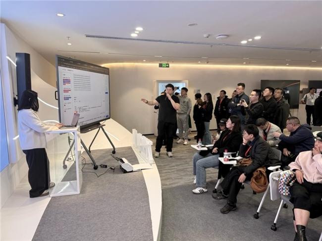 图：考试星团队的工作日常