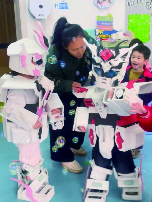     万宇给孩子们制作的泡沫铠甲。   受访者 供图