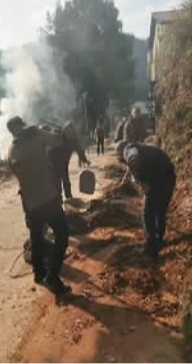     夏浦村村民自发清理村路。受访者供图