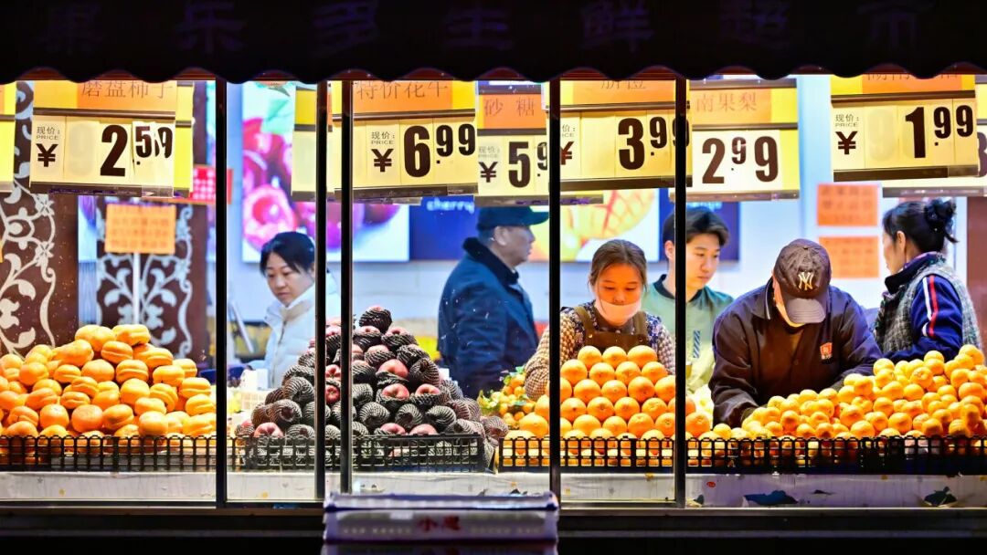 2025年12月10日，消费者在天津市滨海新区的一家超市选购商品。杜鹏辉摄（新华社发）