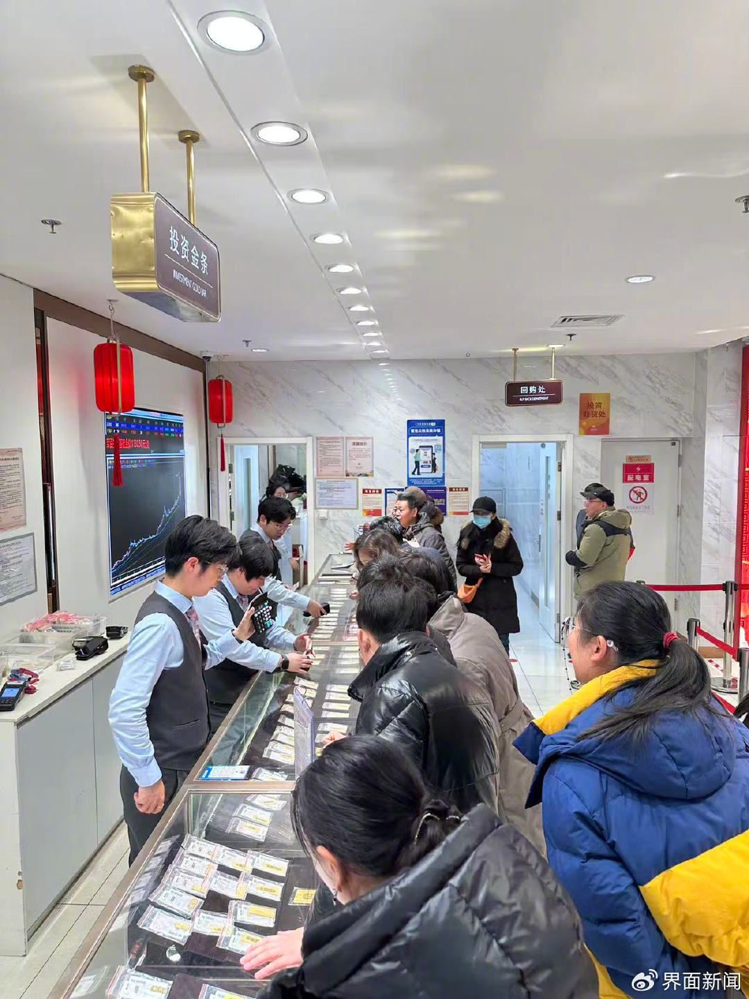 菜市口百货四楼投资金条柜台。（界面新闻记者安震 拍摄）
