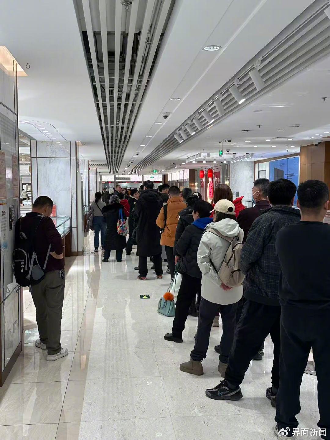 在菜市口百货三楼，回购黄金的东谈主排起长队（界面新闻记者 安震拍摄）