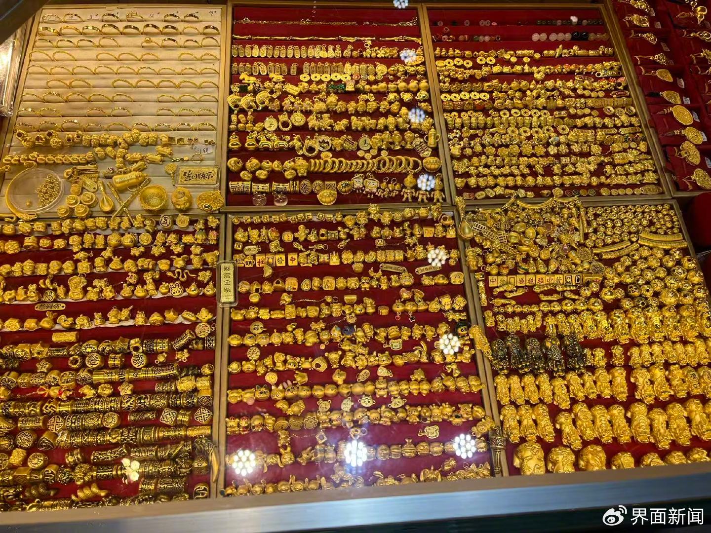 水贝柜台内各样金饰林林总总（界面新闻记者 何柳颖拍摄）