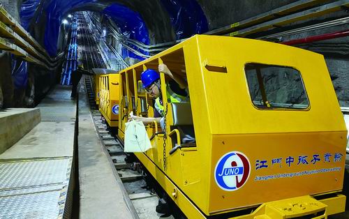 ▲准备前往实验大厅工作的余泓钊。