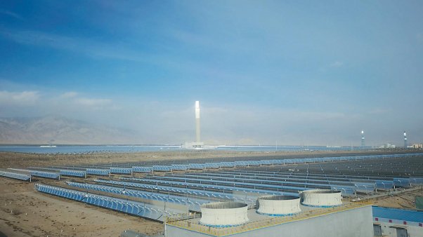 塔式熔盐储能光热电站（远处）和槽式光热电站（近处）