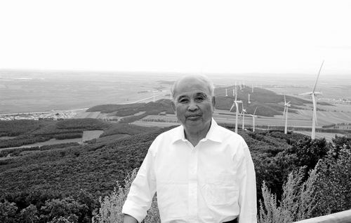 刘兴土在黑龙江富锦湿地考察。