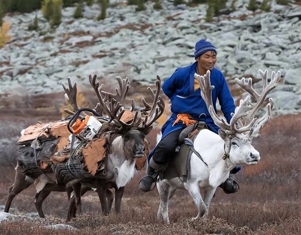 △ 杜科哈人骑着驯鹿