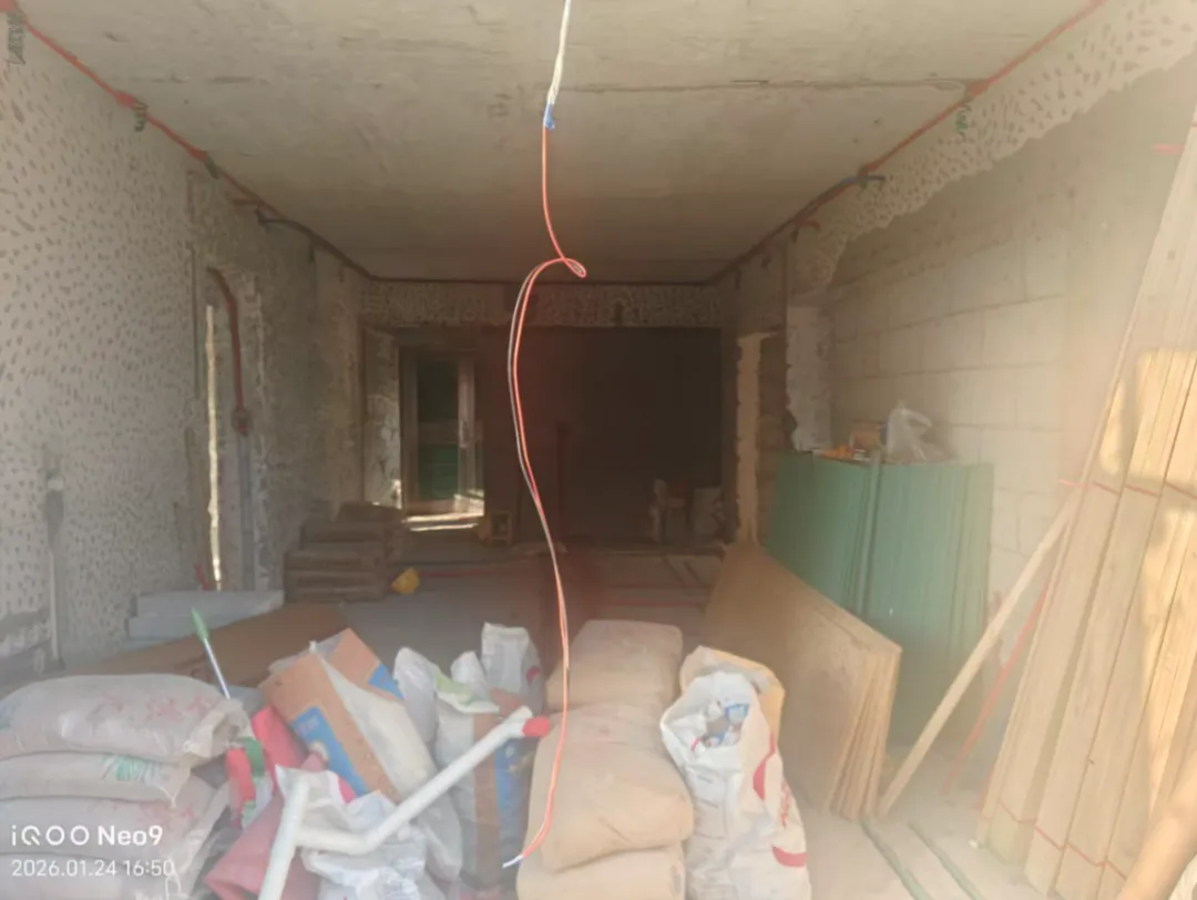 有业主家装修到一半就停工 受访者供图