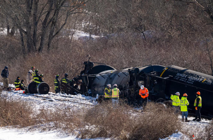 美国一列载有危险化学品的列车脱轨