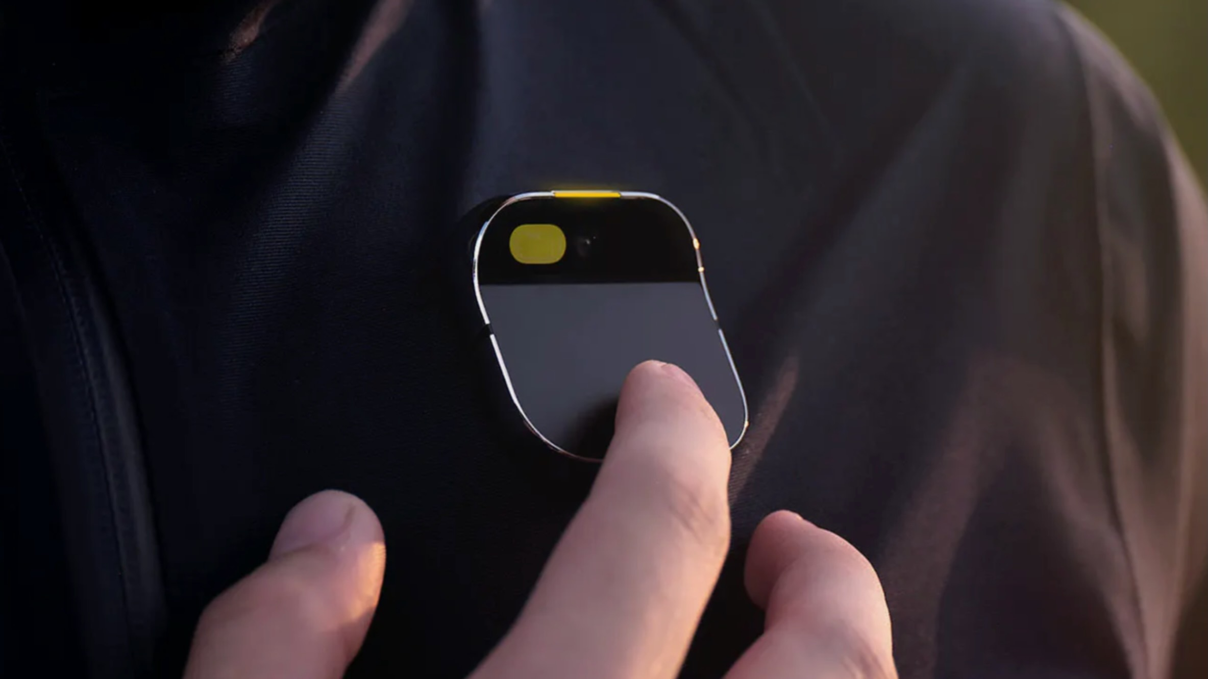 天然 AI Pin 失败了，但胸针居品格局在 2025 年屡次出现，并成为 AI 硬件的紧迫格局之一|图片开端：AI Pin