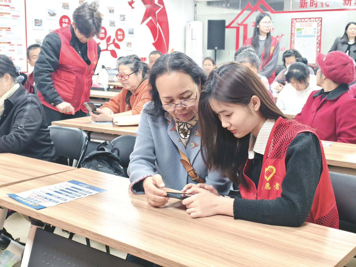     ▲志愿者给社区居民上AI科普课。本报记者宋延康 摄