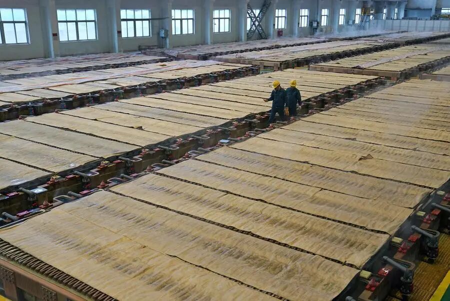 在江铜集团贵溪冶真金不怕火厂智能化电解车间，工东说念主稽查铜板的电解情况（2026年1月21日摄）。新华社记者万象 摄