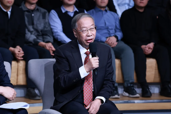 AI大模型，开始炼钢了？！这场对话，信息量很大→