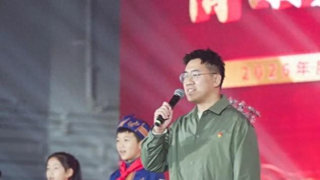 捐钱造航母的男孩,登上军舰|广西_新浪财经_新浪网