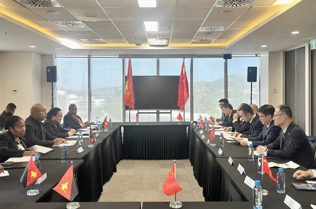 △与巴新国库部通知长奥埃克举行会谈