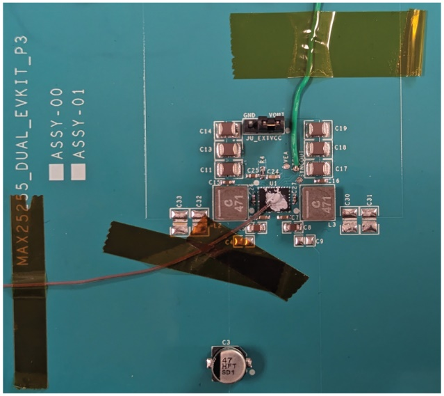 图3 使用导热膏将热电偶安装到MAX25255 IC外壳顶部