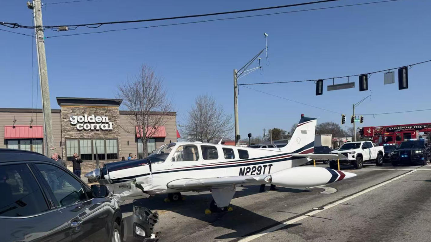 美国佐治亚州一小型飞机公路迫降连撞数辆汽车 多人受伤