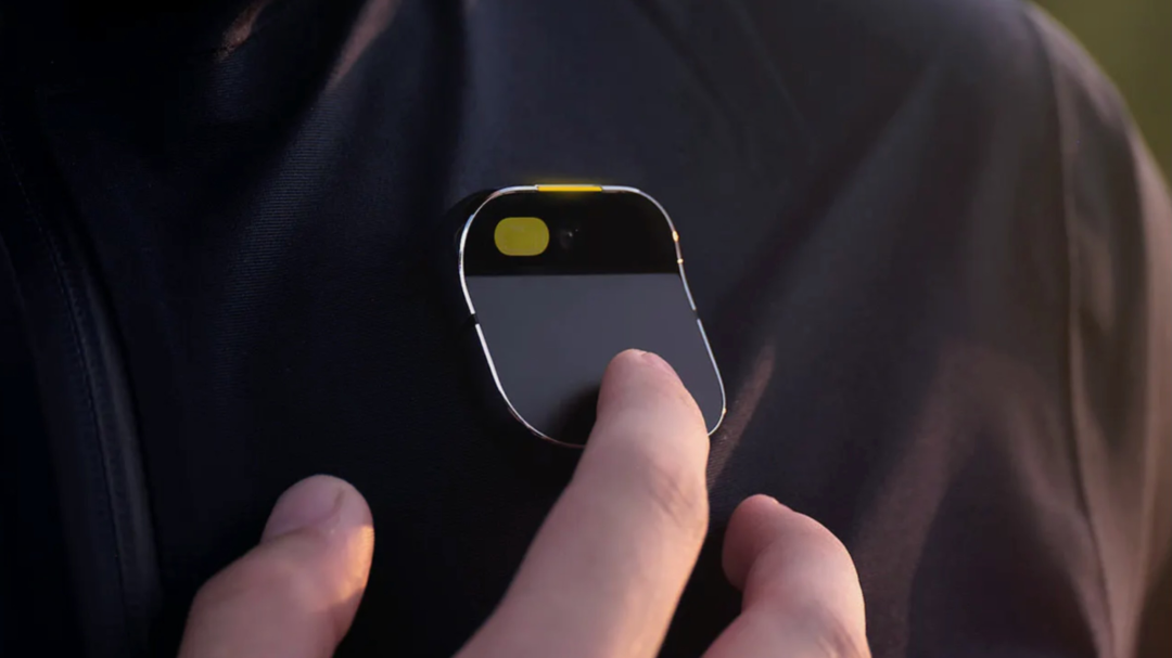 虽然 AI Pin 失败了，但胸针产品形态在 2025 年多次出现，并成为 AI 硬件的重要形态之一｜图片来源：AI Pin