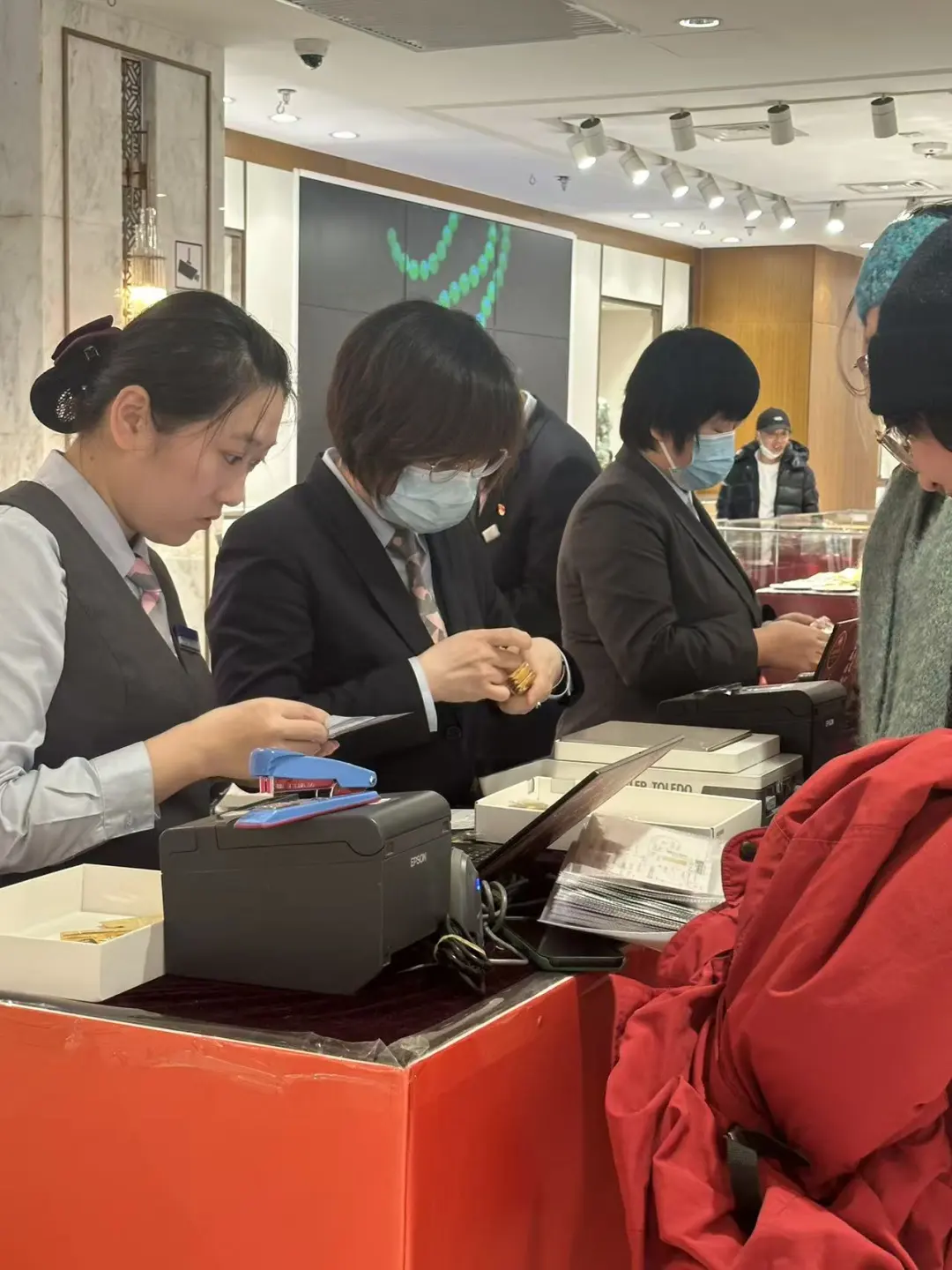 女子一次性出手8公斤金条套现近900万元，1个多小时才办完！风控升级，多家金店暂停节假日回购，银行清退贵金属“三无”客户
