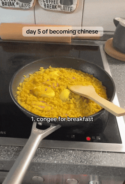 海外社交平台上，网友分享：早饭从冷餐变成热粥（虽然卖相不是很中式） 