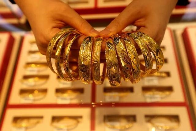 1月26日，江苏省连云港市连云区一家黄金店伴计在整理黄金饰品。新华社发（王春 摄）