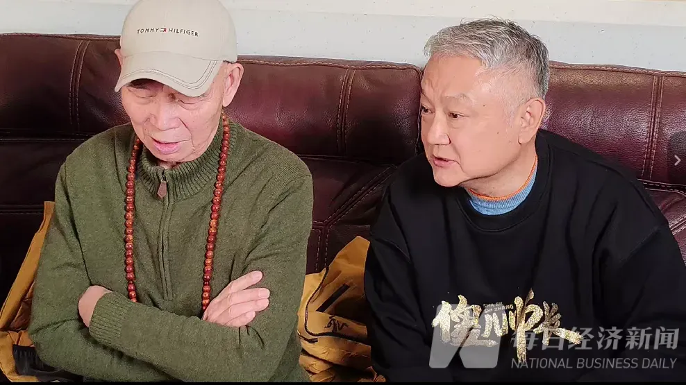 李伯清（左）和欧阳奋强（右）图片来源：戴雨岑 摄