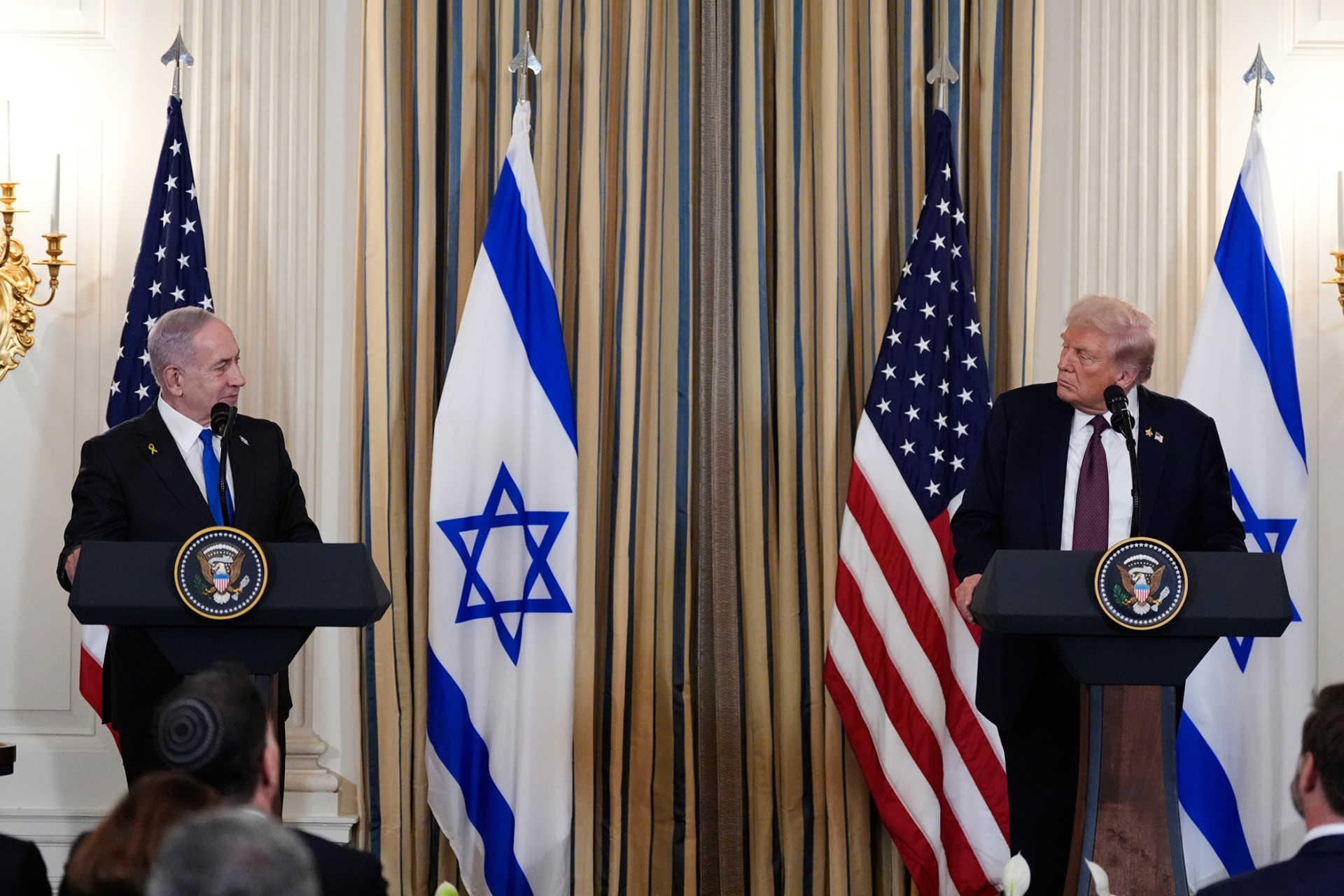 特朗普坚持要求谈判继续进行！五角大楼，准备部署第二艘航母！美以会晤未达成任何实质性成果