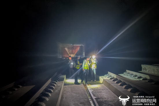 夜深时分，技术人员上道现场排查故障