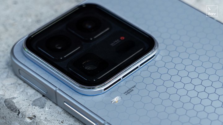 ▲ 镜头模组下方为进气口