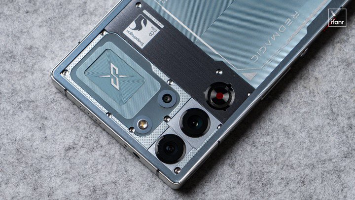 ▲ 红魔 10S Pro+ 氘锋透明银翼版