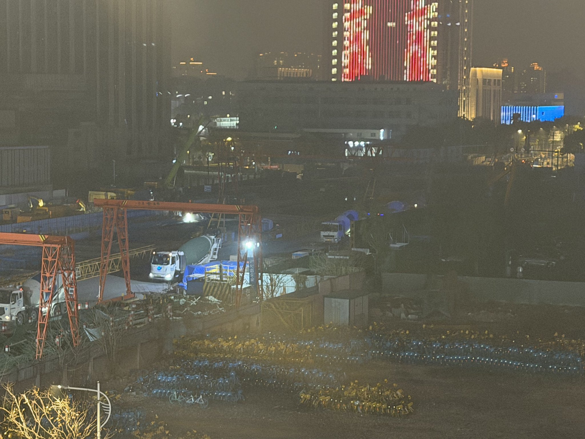  2月12日晚，塌陷核心区域有混凝土搅拌车正在灌注作业。新京报贝壳财经记者俞金旻 摄