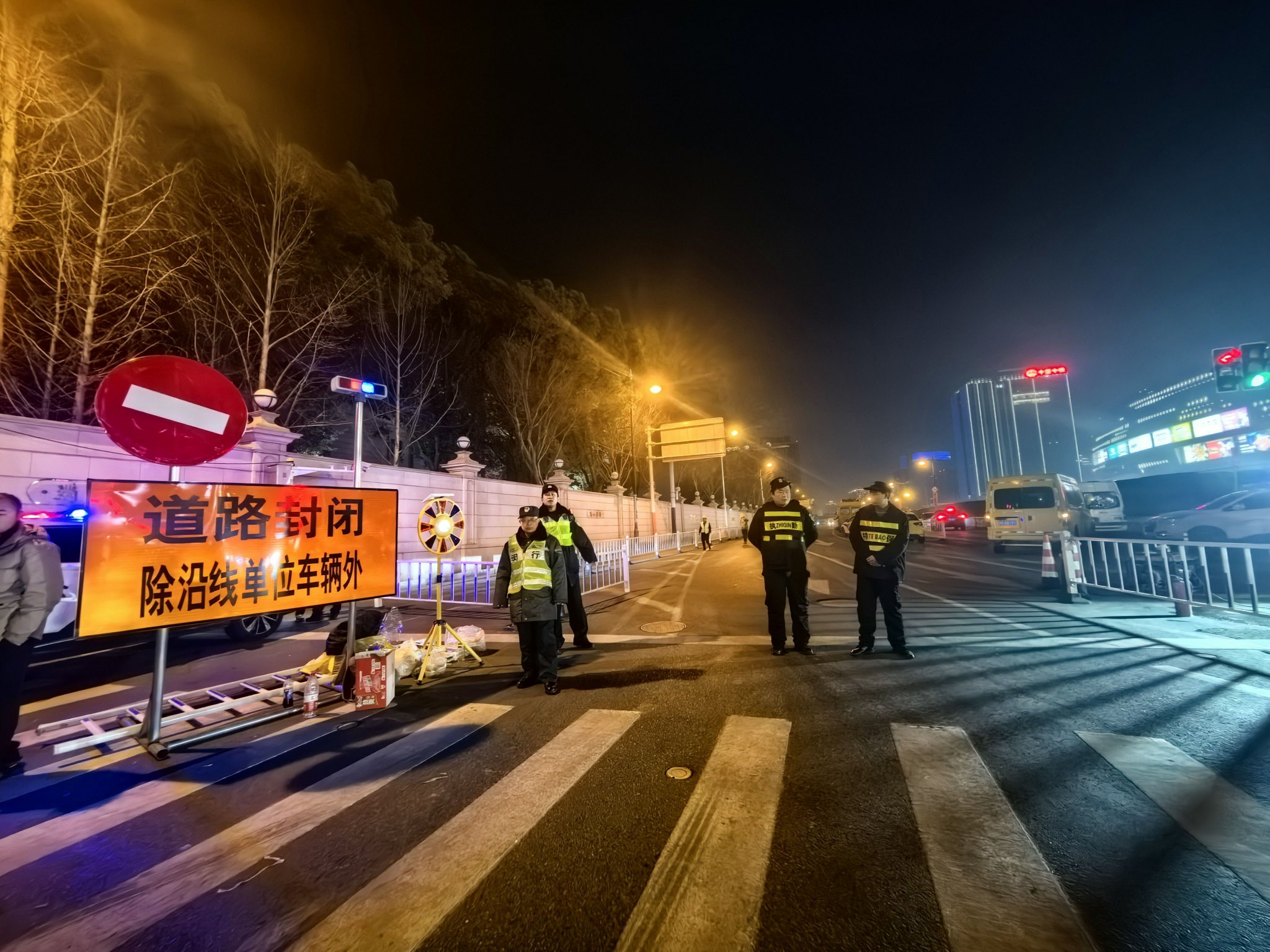 2月12日晚，上海七莘路塌陷核心区域外围，有民警对道路进行管控封锁，过往车辆需绕道。新京报贝壳财经记者俞金旻 摄