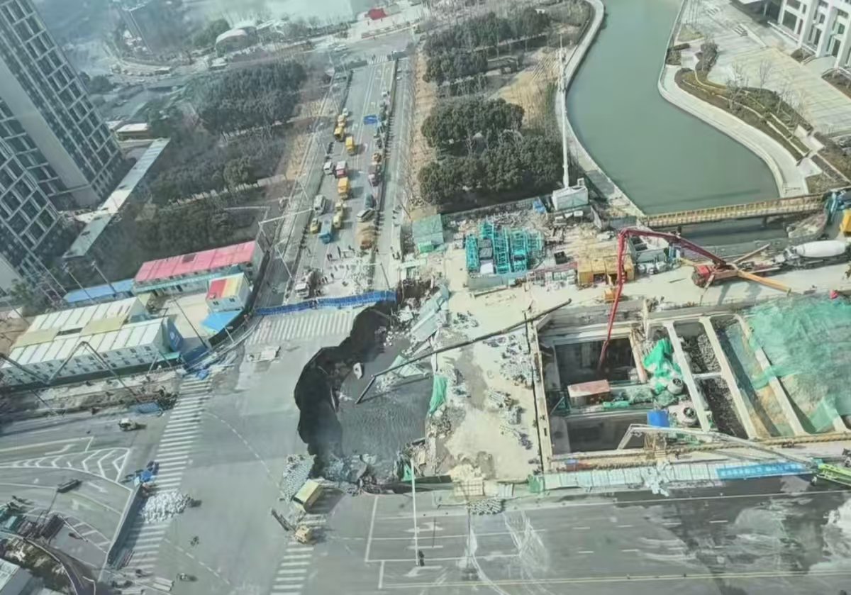 2月12日，上海嘉闵线七莘路地铁站附近塌陷核心区域。受访者供图