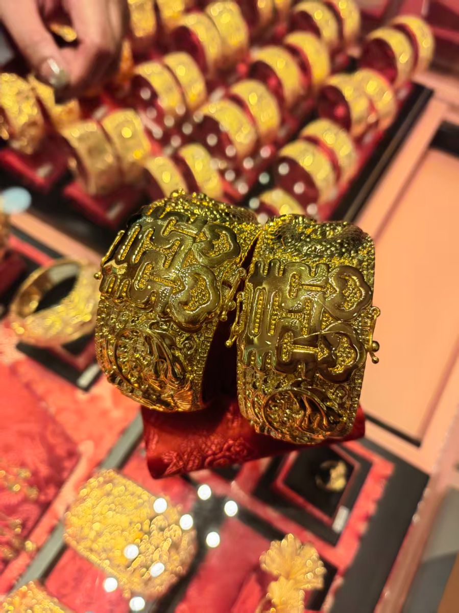 黄金手镯。魏彤/摄