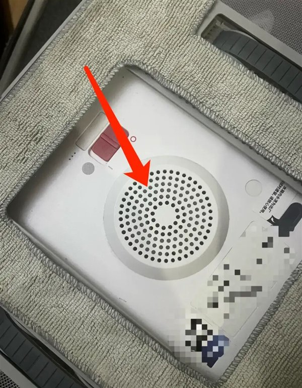 某型号的擦窗机器人“腹部”，中间为进气口。图源：作者