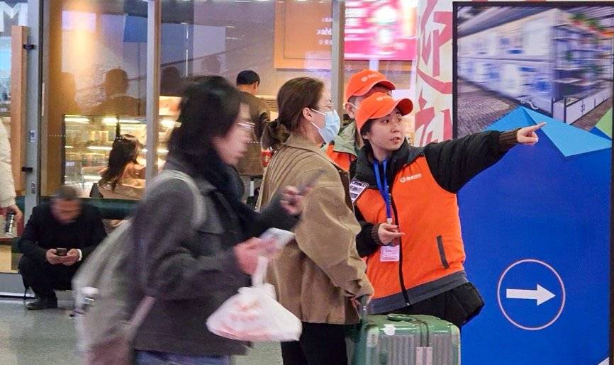 滴滴网约车引导员正在服务