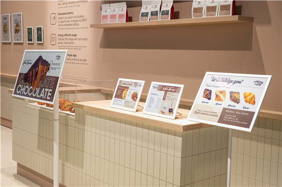 ▲ 三星彩色电子纸E-Paper展示了零售商如何在每个售卖点部署低功耗数字标牌。