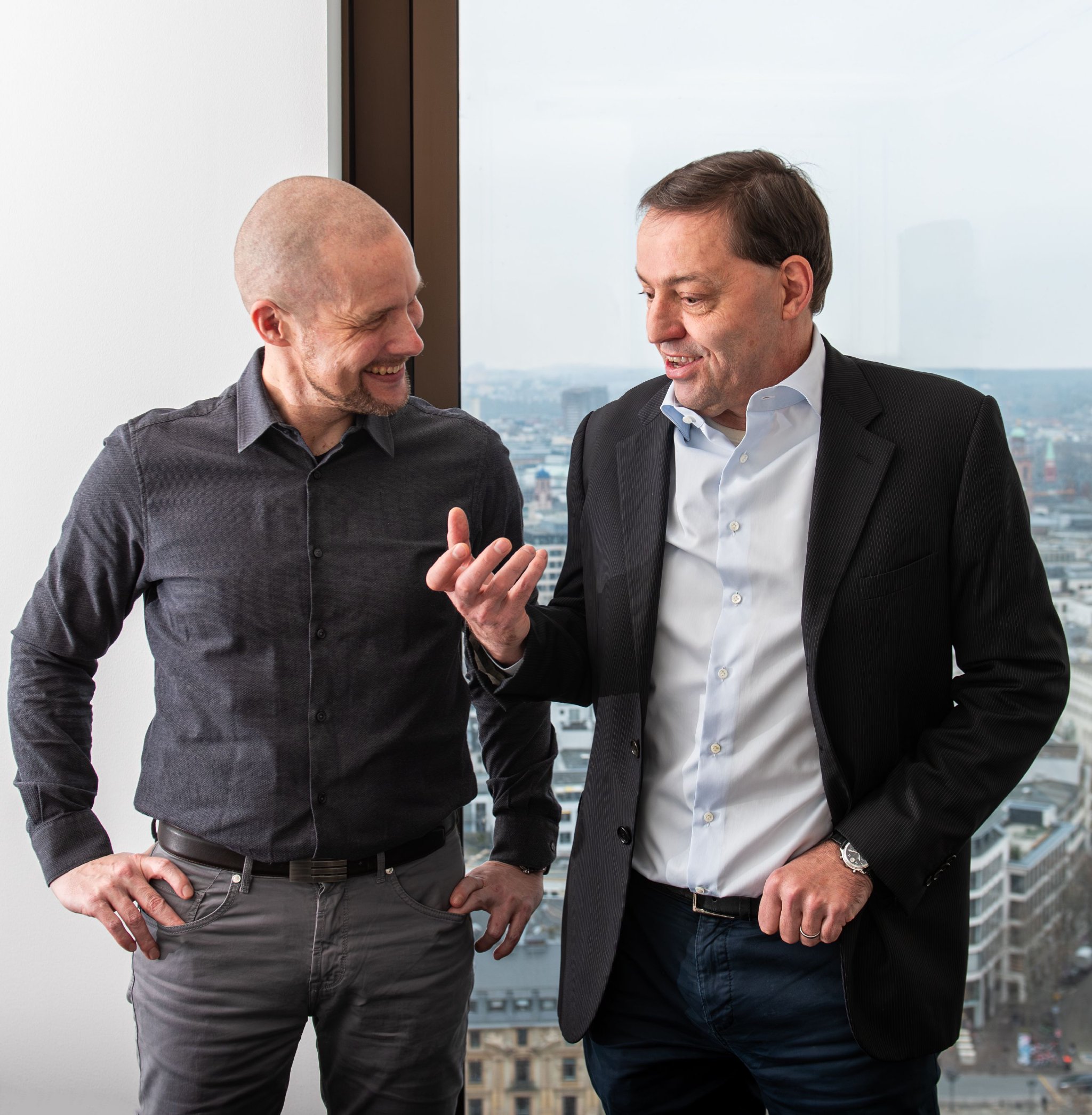 创始人兼首席执行官乔纳斯·安德鲁利斯（左）与罗兰贝格全球管理合伙人施特凡·沙布（右）