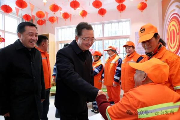 2025年1月27日，王宁与环卫工人高爱萍等亲切交流。雷桐苏&nbsp;摄