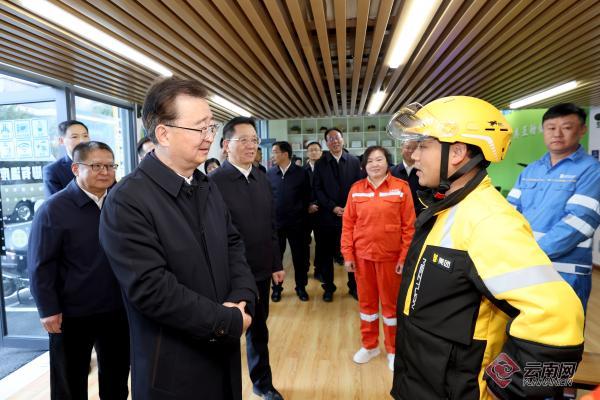2026年2月13日，王宁、王予波来到滇池度假区融康路工会驿站，与在此休息的环卫工人、快递小哥相互拜年，关切询问他们工作生活情况。雷桐苏&nbsp;摄