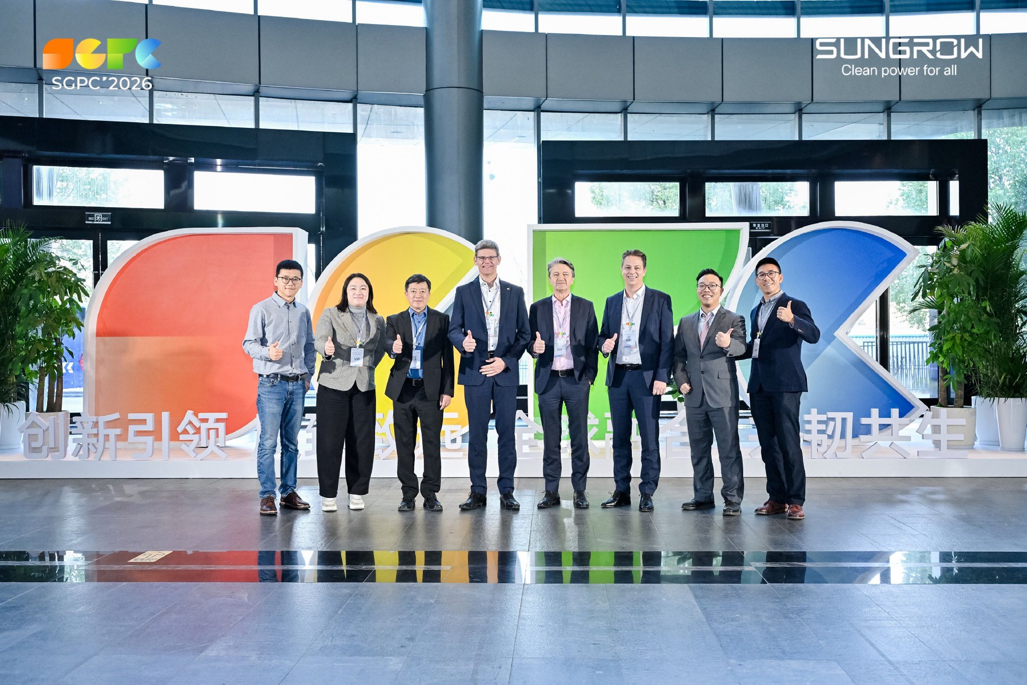 英飞凌团队在“阳光电源2026全球合作伙伴大会”现场合影