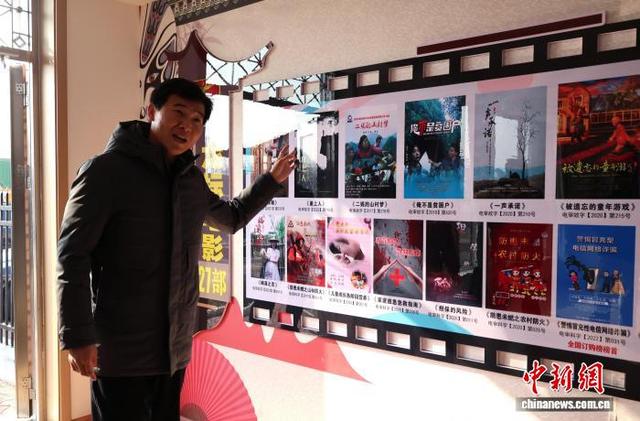 韩克向记者介绍剧团制作的数字电影。赵晓 摄